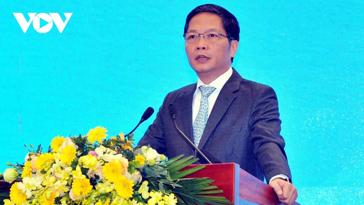 Minister of Industry and Trade Tran Tuan Anh speaks at the conference