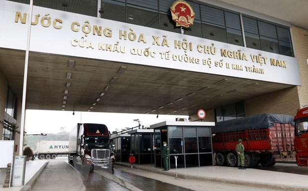 Exports, imports via Lao Cai int’l border gate soar 75 percent hinh anh 1