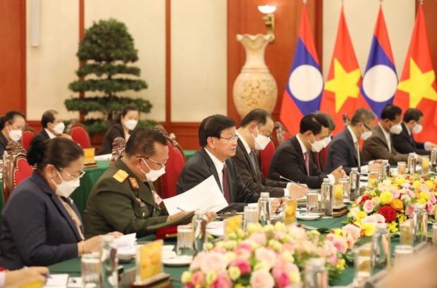 Top leaders of Vietnam, Laos vow to beef up special ties hinh anh 2