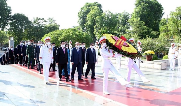 Party, State leaders pay tribute to heroic martyrs hinh anh 1