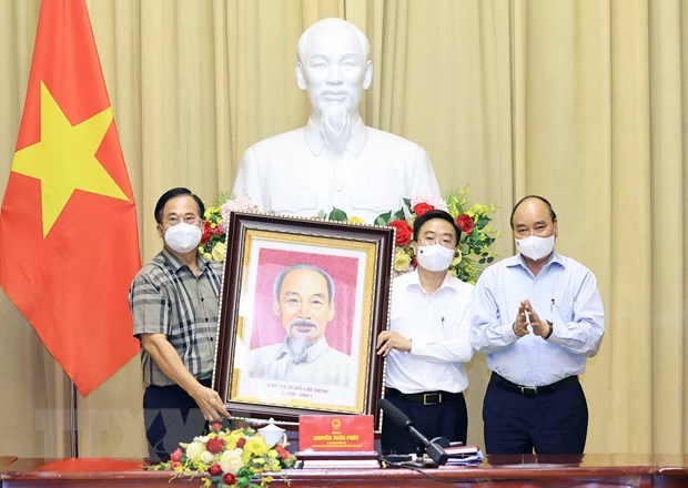 President hails garment sector for growth amid COVID-19 pandemic hinh anh 2