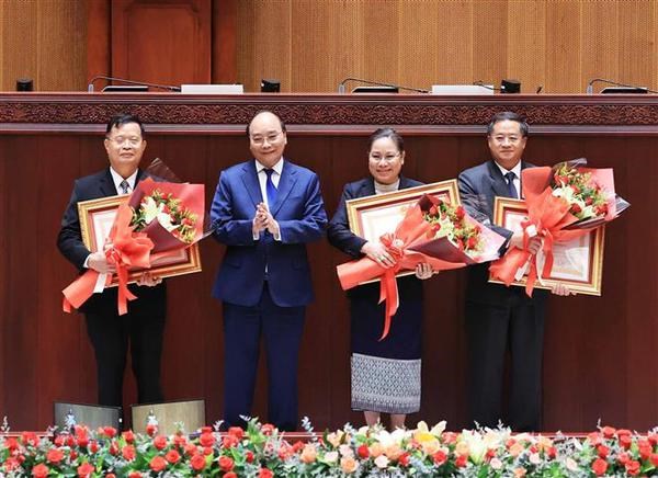 Vietnamese State leader meets with Lao Vice Presidents hinh anh 5