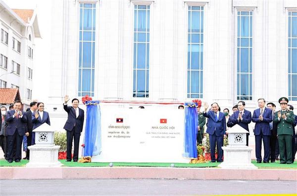 Vietnamese State leader meets with Lao Vice Presidents hinh anh 4