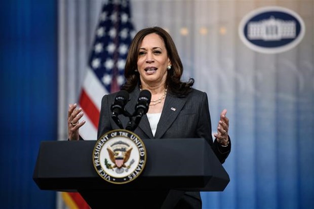 US Vice President Harris heads to Singapore, Vietnam hinh anh 1