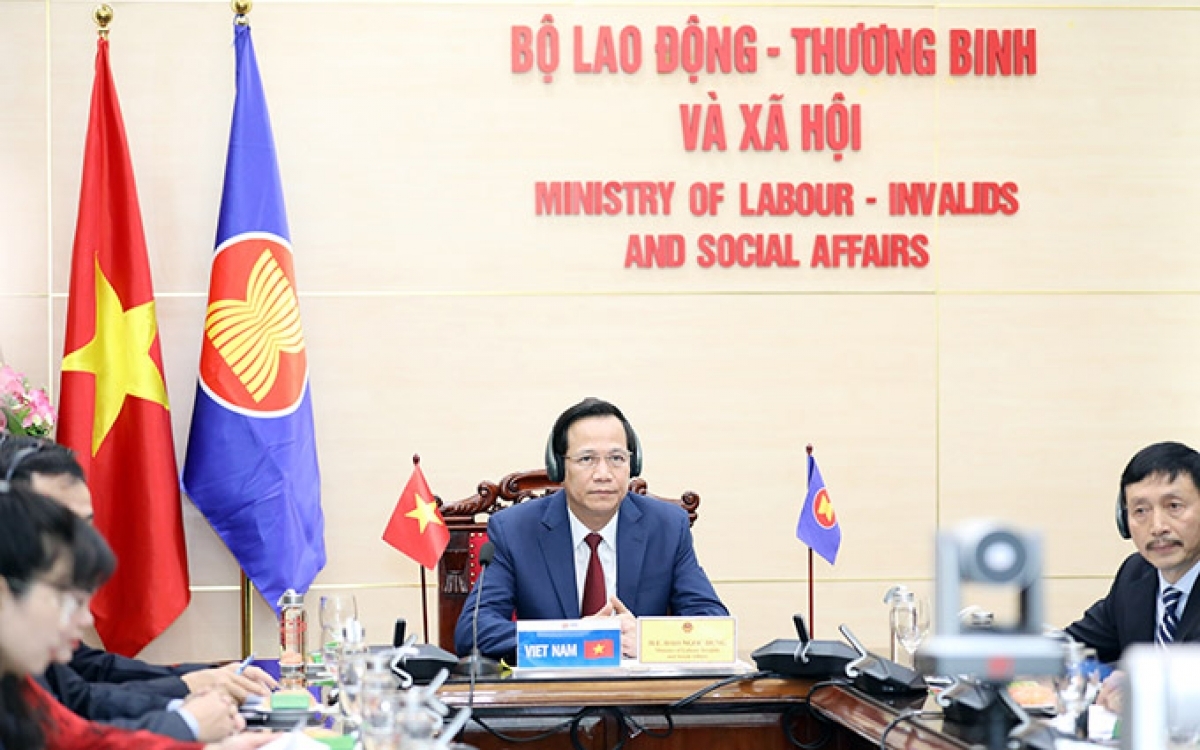 Attending the meeting, Vietnamese Labour Minister Dao Ngoc Dung says the Vietnamese government has been taking measures to support businesses and people in weathering the COVID-19 crisis. (Photo: nhandan.com.vn)