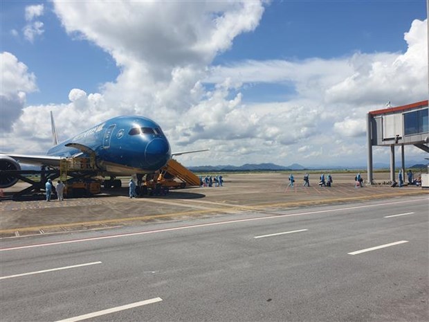 First 'COVID-19 vaccine passport' flight lands at Van Don International Airport hinh anh 1