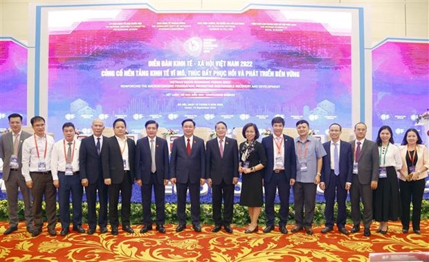 Top legislator stresses importance of macro-economic stability at socio-economic forum hinh anh 2