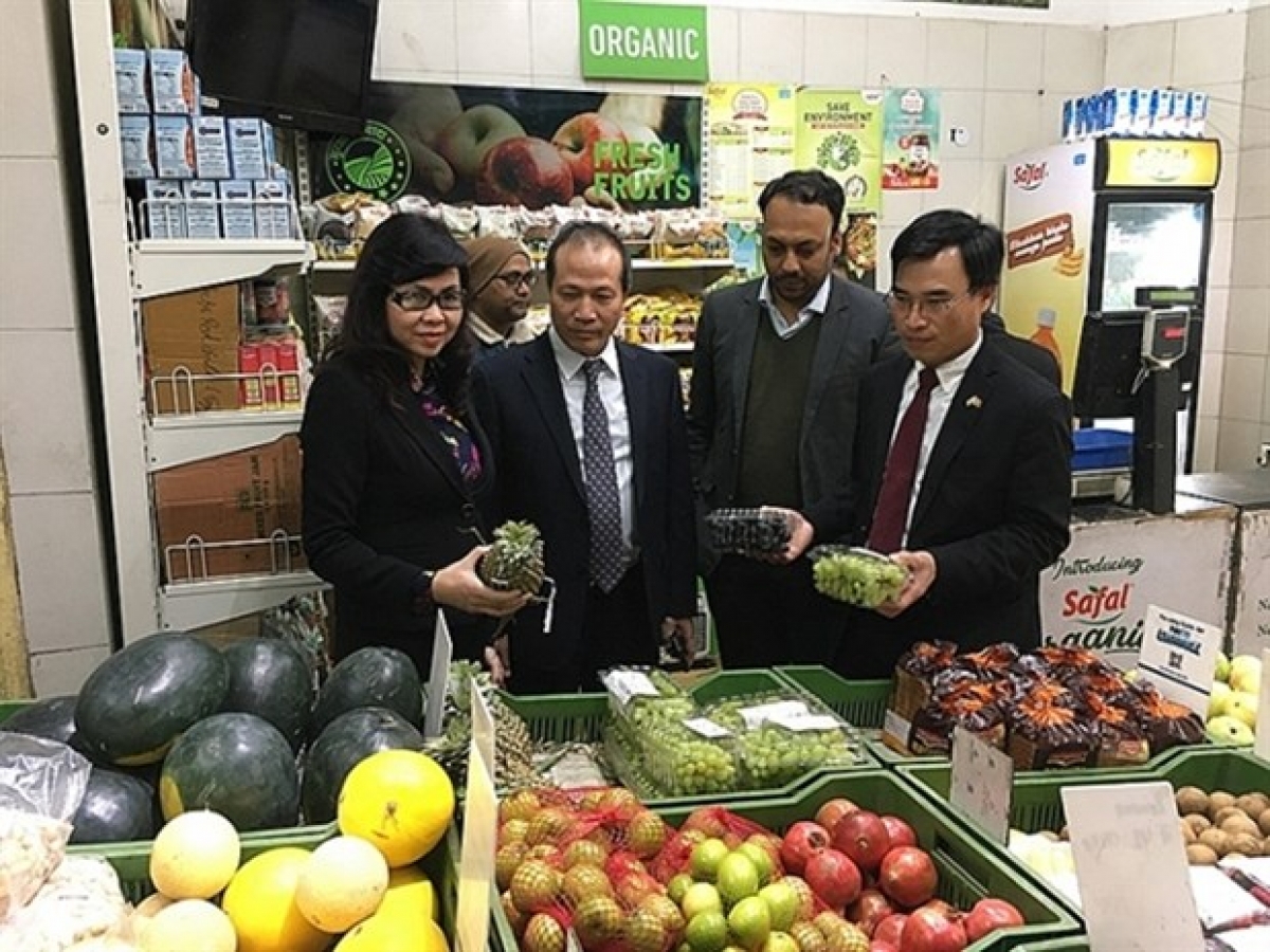 A booth showcasing Vietnamese fruits in India (Source: congthuong.vn)