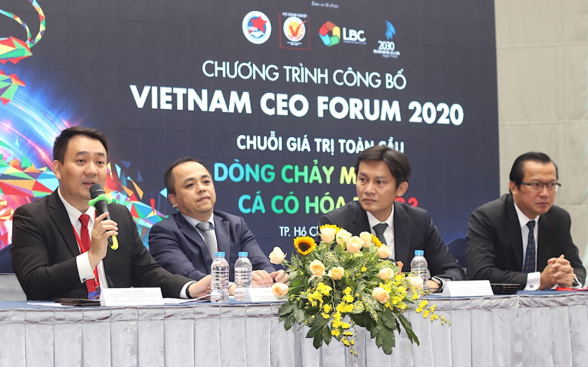 Le Tri Thong (first from left), vice chairman of HCM City’s Young Entrepreneurs Association addresses the event (Photo: baodautu.vn)