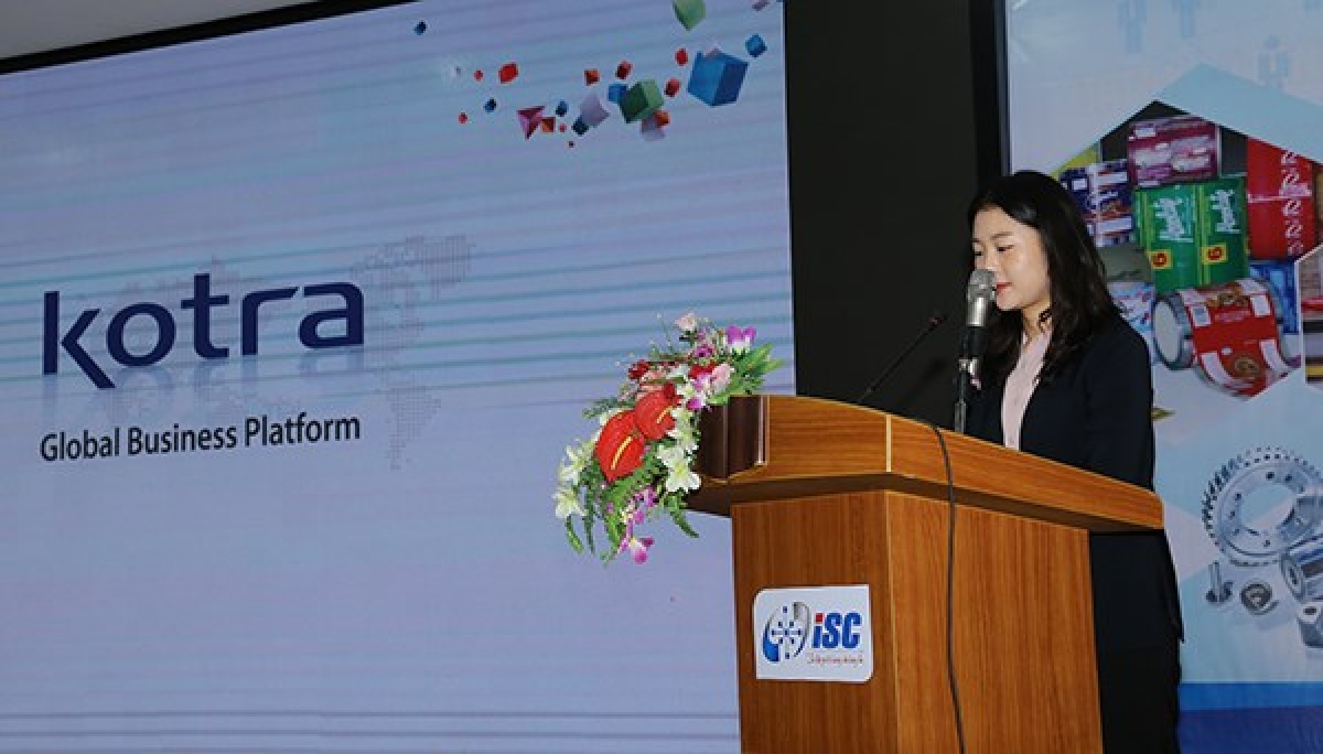 Yun Ju-seul, deputy director of KOTRA’s office in Hanoi speaks at the event