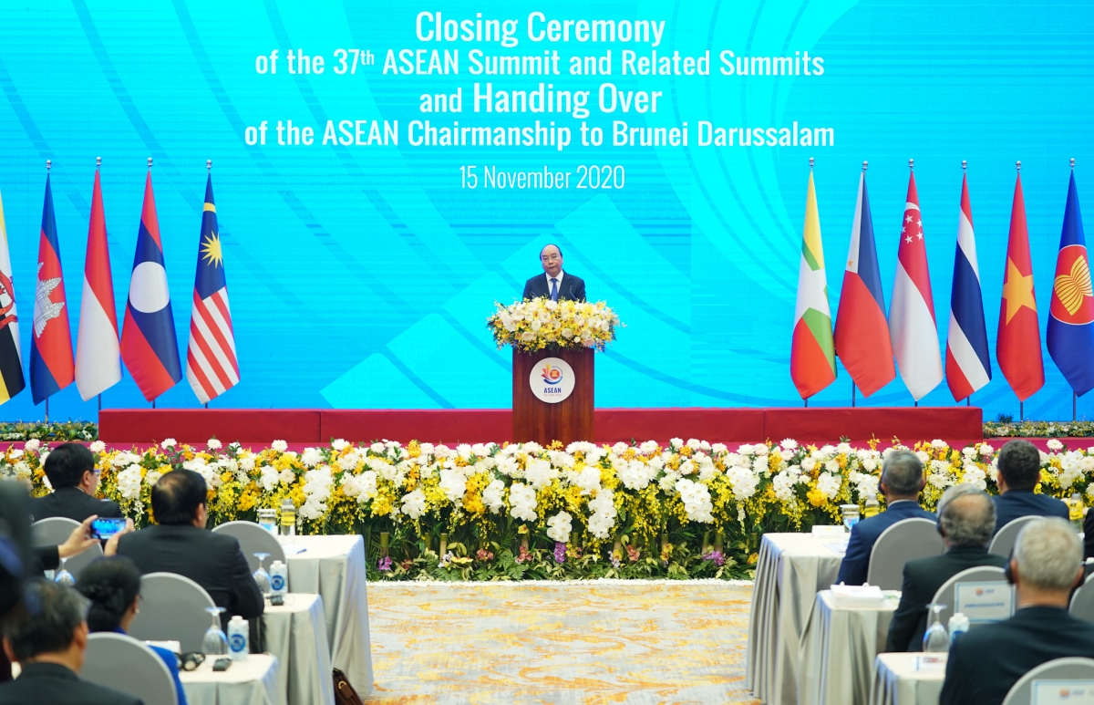 Prime Minister Nguyen Xuan Phuc of Vietnam passes on the ASEAN Chairmanship gavel to Brunei ambassador to Vietnam Pengiran Haji Sahari bin Pengiran Haji Salleh, in Hanoi on November 15.