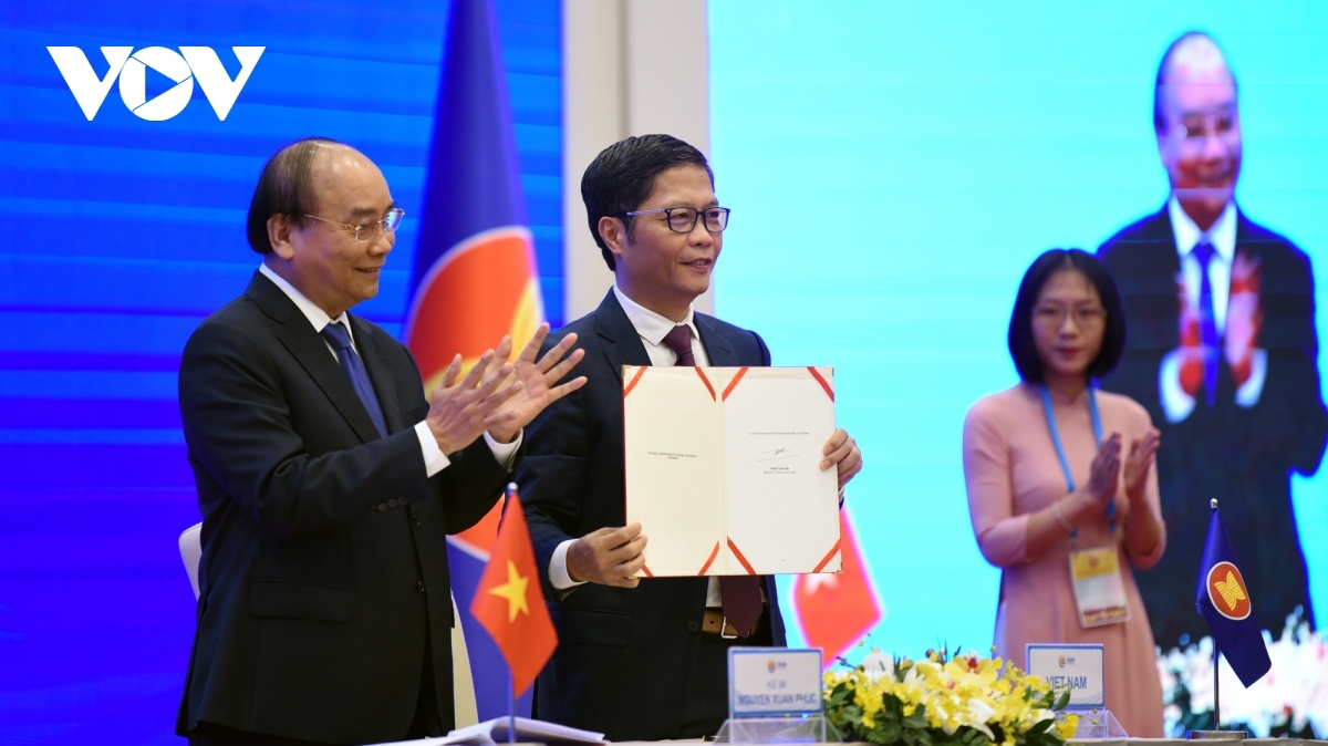 Vietnamese PM nguyen Xuan Phuc addresses the closing ceremony of the 37th ASEAN Summit and related meetings, wrapping up a successful year for Vietnam in its role as the ASEAN Chair. (Photo: VGP)