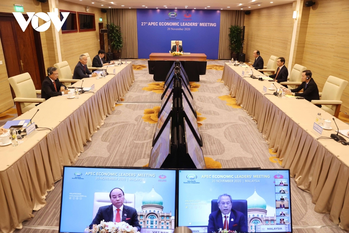 Vietnamese PM Nguyen Xuan Phuc and other officials attend the virtually held APEC Summit from Hanoi.