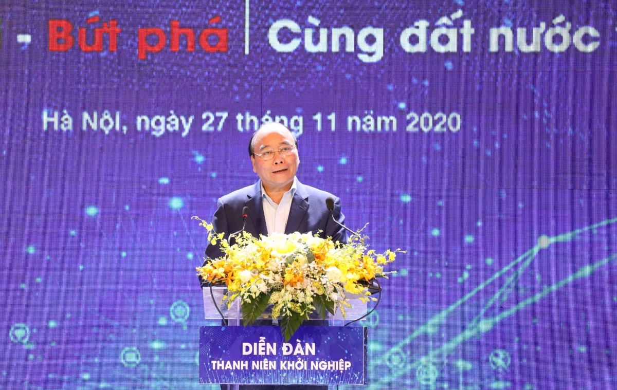 Prime Minister Nguyen Xuan Phuc encourages innovative startups at a youth forum in Hanoi.