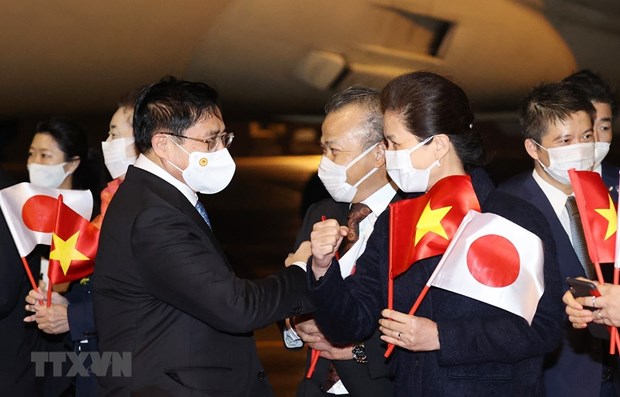 PM arrives in Tokyo, beginning official visit to Japan hinh anh 1