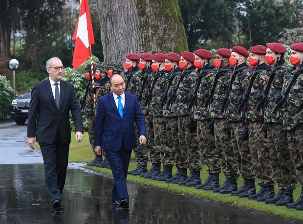 President Nguyen Xuan Phuc welcomed by Swiss counterpart in Bern city hinh anh 1