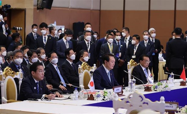 PM attends ASEAN summits with partners in Phnom Penh hinh anh 1